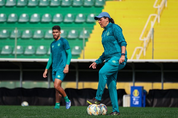 Nívia de Lima hace historia en Brasil: la primera mujer en dirigir en Primera División
